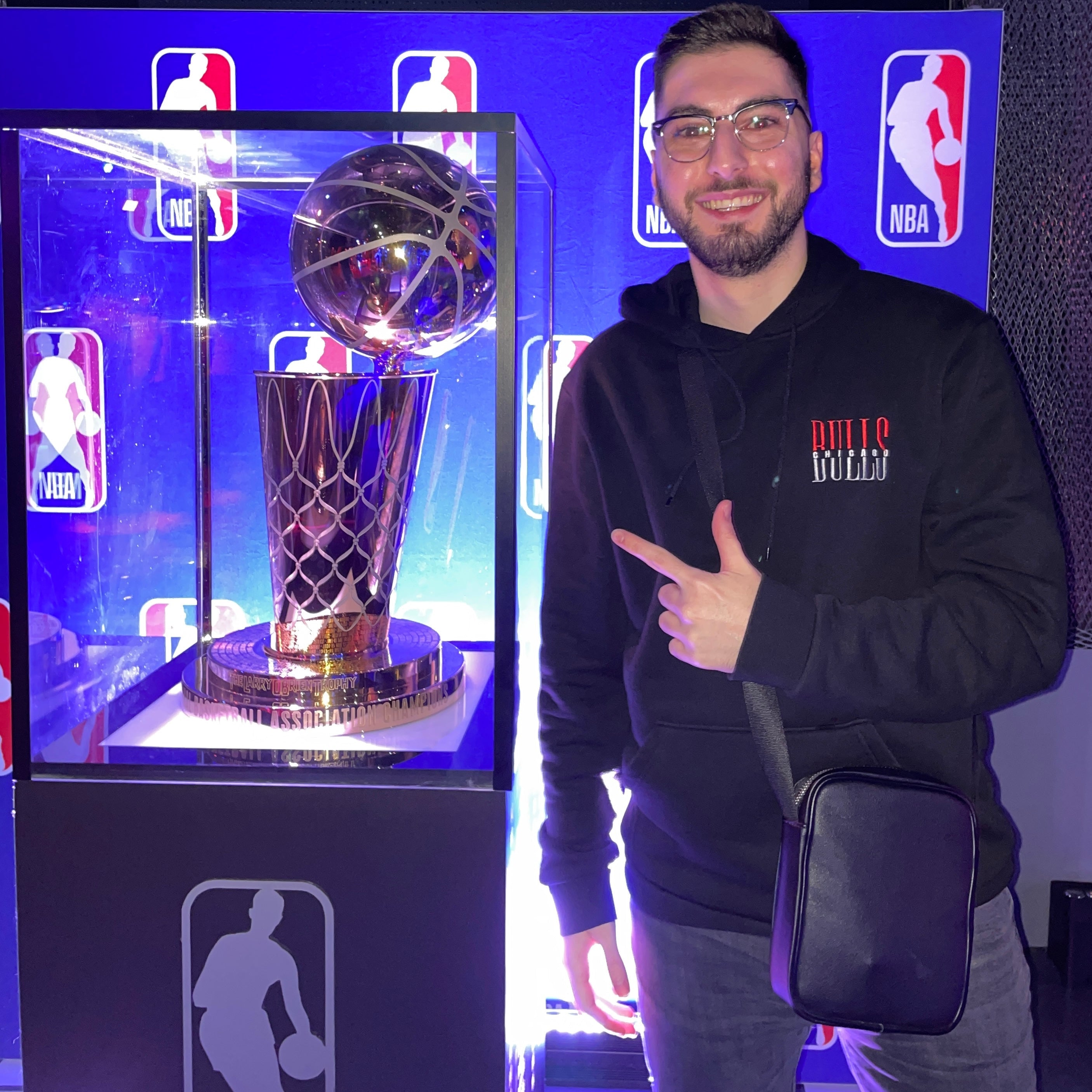 Gründer von TheCardClub mit NBA Pokal